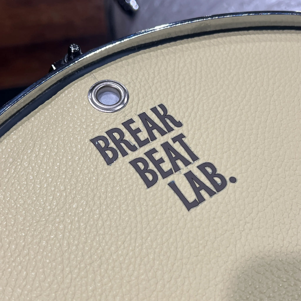 BREAKBEAT LAB. 刻印ロゴとハトメ部分の拡大